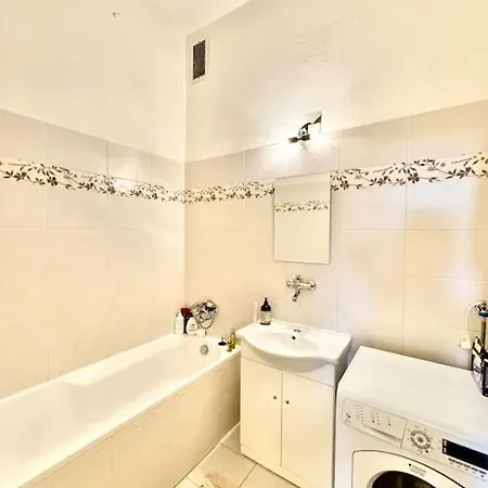 Unique In The Center *