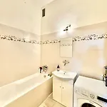 Unique In The Center *